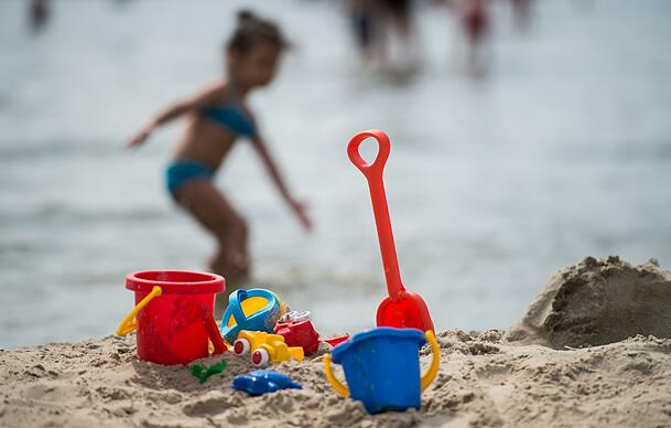 Kinder verunglücken oft dort, wo Eltern kaum damit rechnen - im Gartenteich, im Planschbecken oder im Bach beim Spielplatz. Aber auch Ältere ertrinken immer häufiger. (Symbolbild)