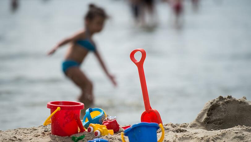 Kinder verunglücken oft dort, wo Eltern kaum damit rechnen - im Gartenteich, im Planschbecken oder im Bach beim Spielplatz. Aber auch Ältere ertrinken immer häufiger. (Symbolbild) Kinder verunglücken oft dort, wo Eltern kaum damit rechnen - im Gartenteich, im Planschbecken oder im Bach beim Spielplatz. Aber auch Ältere ertrinken immer häufiger. (Symbolbild)