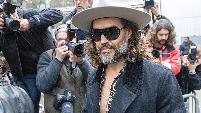 Im Leoparden-Hemd mit offenen Knöpfen erschien Russell Brand am Dienstag vor Gericht. Im Leoparden-Hemd mit offenen Knöpfen erschien Russell Brand am Dienstag vor Gericht.