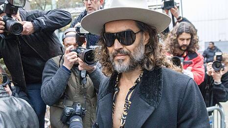 Im Leoparden-Hemd mit offenen Kn&ouml;pfen erschien Russell Brand am Dienstag vor Gericht.
