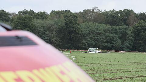 Polizei und Feuerwehr waren am Mittag rund um das Wrack auf einem Feld im Einsatz.