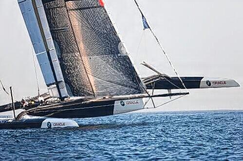 &bdquo;Wir sind schon bis zu 40 Knoten gefahren&ldquo;: Der gewaltige BMW-Oracle-Trimaran fährt schon bei leichten Winden auf nur einer Kufe.
