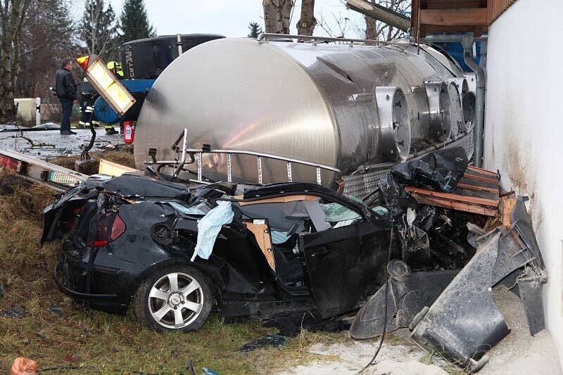 Ein mit 25 Tonnen Rahm beladener Lkw stößt am Sonntagmorgen mit einem BMW zusammen, stürzt in einen Graben und begräbt das Auto halb unter sich.