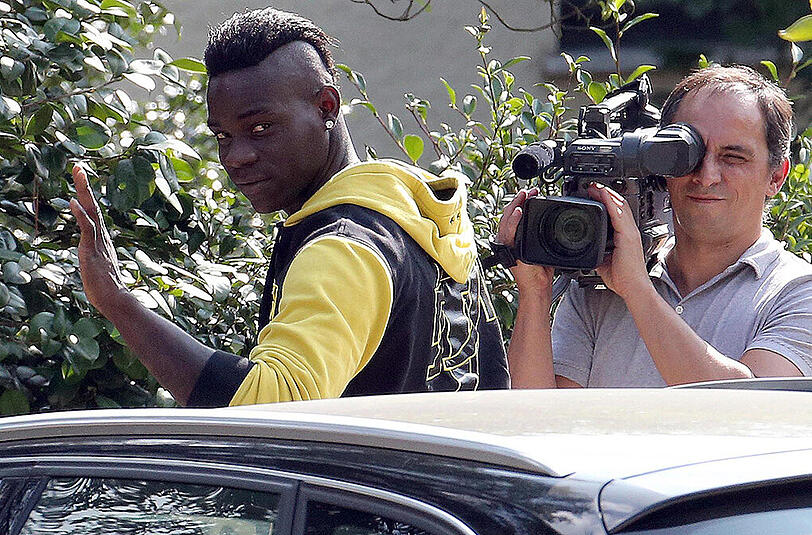 Da lacht er: Enfant Terrible Mario Balotelli.