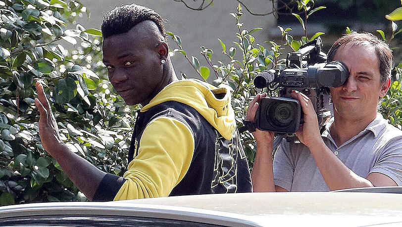 Da lacht er: Enfant Terrible Mario Balotelli. Da lacht er: Enfant Terrible Mario Balotelli.