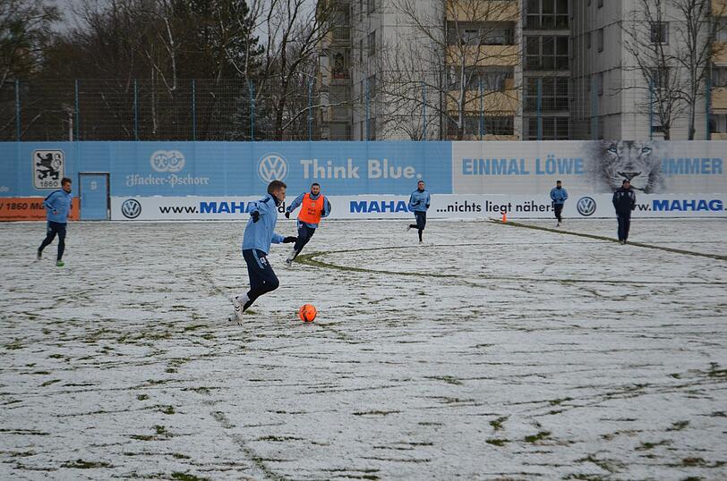 Die Löwen im Schnee: Der TSV 1860 musste am Freitag vor Beginn des Trainingslagers auf weißem - und nicht wie gewohnt auf grünem - Untergrund trainieren.