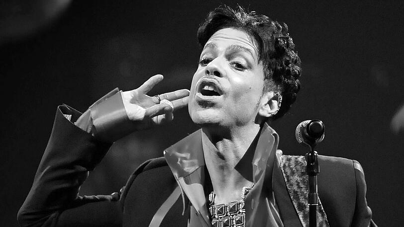 Mit gerade einmal 57 Jahren wurde der Ausnahme-Musiker Prince am 21. April auf seinem Anwesen tot aufgefunden. Todesursache war eine Überdosis Schmerzmittel.
