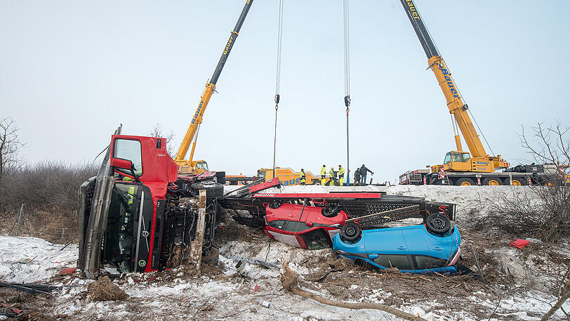 Bei dem Unfall entstand einiger Sachschaden: Elf Autos auf dem Autotransporter sind Schrott.