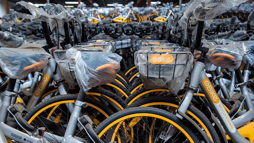 10.000 Fahrräder von OBike stehen in der Lagerhalle in Barsbüttel (Schleswig-Holstein).