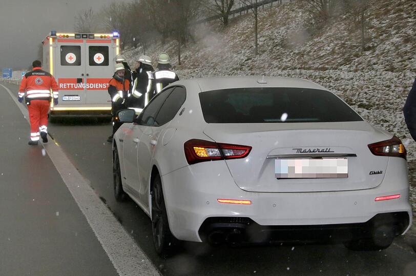 Ein Maserati ist auf der A94 ins Rutschen gekommen und in einen VW geschleudert.