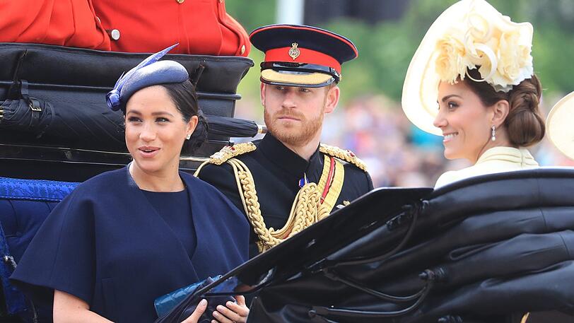 Meghan strahlt! Gemeinsam mit Harry und Kate fährt sie zur Queen in den Buckingham Palast