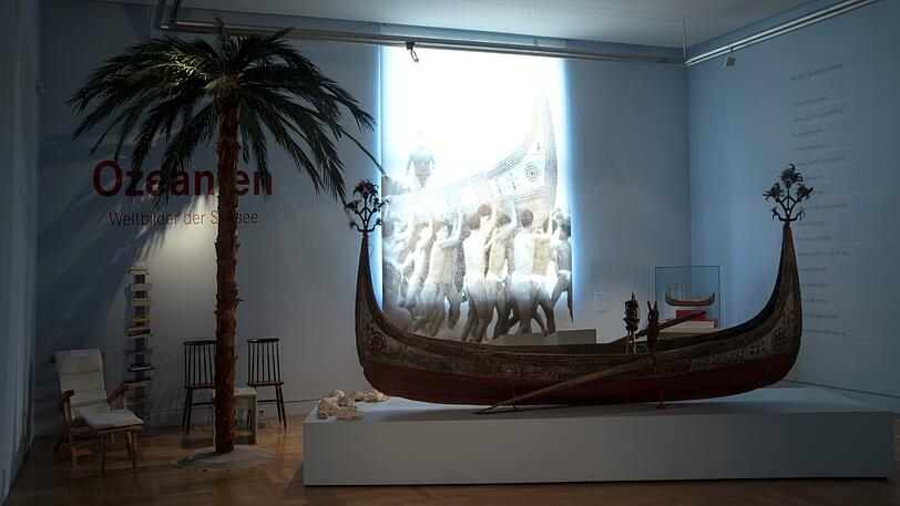 Boote und Palmen im Museum Fünf Kontinente.