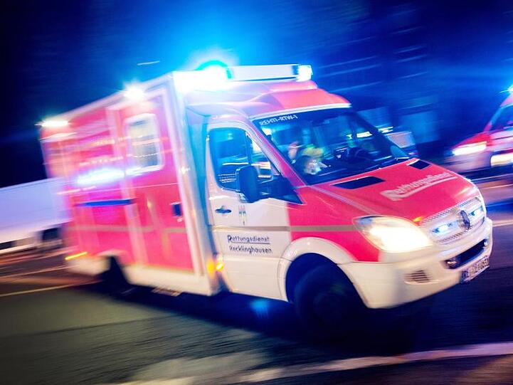 Ein Rettungswagen fährt mit Blaulicht durch eine Straße. Foto: Marcel Kusch/dpa/Symbolbild