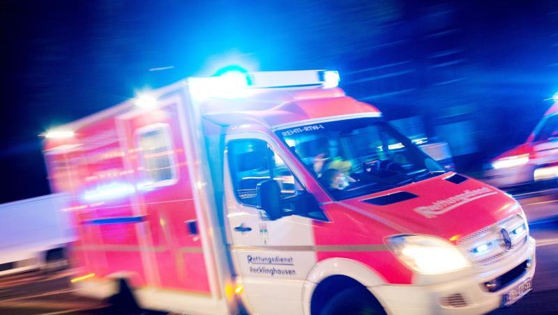 Ein Rettungswagen fährt mit Blaulicht durch eine Straße. Foto: Marcel Kusch/dpa/Symbolbild Ein Rettungswagen fährt mit Blaulicht durch eine Straße. Foto: Marcel Kusch/dpa/Symbolbild