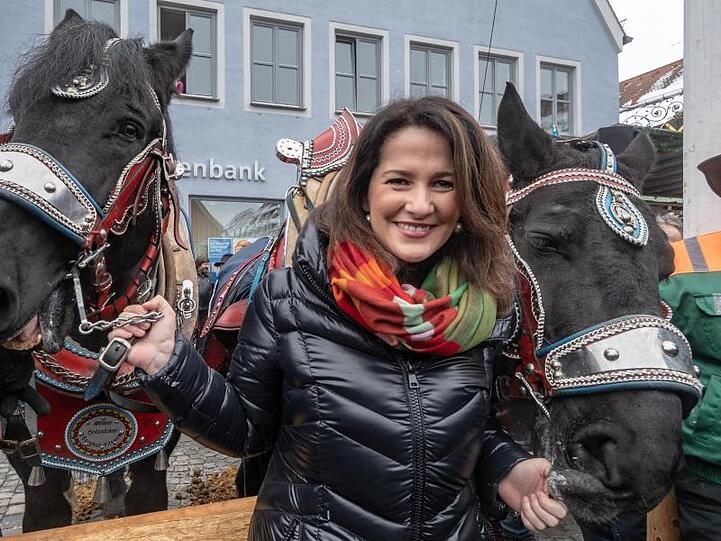 Landwirtschaftsministerin Michaela Kaniber (CSU) steht beim Berchinger Rossmarkt zwischen zwei Pferden. Foto: Armin Weigel