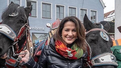 Landwirtschaftsministerin Michaela Kaniber (CSU) steht beim Berchinger Rossmarkt zwischen zwei Pferden. Foto: Armin Weigel