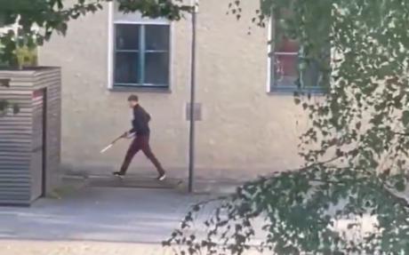 Der Terrorschütze Emrah I. mit einer Waffe in der Hand. Der Terrorschütze Emrah I. mit einer Waffe in der Hand.
