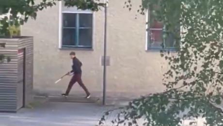 Der Terrorschütze Emrah I. mit einer Waffe in der Hand. Der Terrorschütze Emrah I. mit einer Waffe in der Hand.