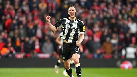 Dan Burn bejubelt seinen Treffer zum 1:0 für Newcastle United. Der Ligapokal-Gewinn ist der erste nationale Titelerfolg des Clubs seit 70 Jahren.