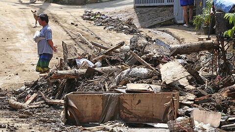Trümmer entlang einer Straße auf den Philippinen.
