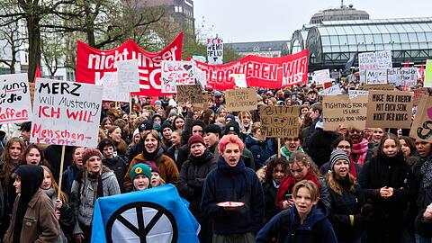 Anl&auml;sslich von bundesweiten Demonstrationen gegen einen Wehrdienst protestieren in Hamburg zahlreiche Menschen.