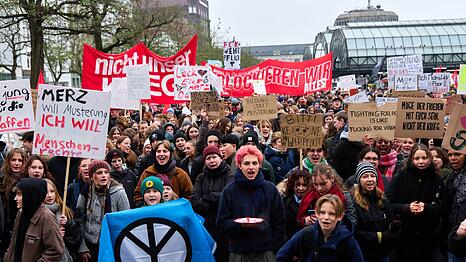 Anlässlich von bundesweiten Demonstrationen gegen einen Wehrdienst protestieren in Hamburg zahlreiche Menschen.