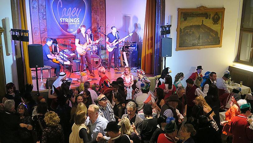 Im Gr&uuml;nen Saal spielten die Party-Rock&rsquo;n&rsquo;Roller Cagey Strings auf. Einige tanzbegeisterte Sch&auml;ffler entledigten sich ihrer dicken roten Jacke.