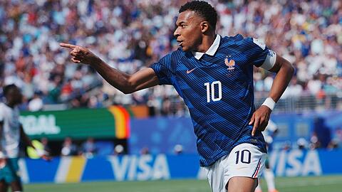 Frankreichs Superstar Kylian Mbapp&eacute; bejubelt im Spiel gegen Senegal ein Tor.