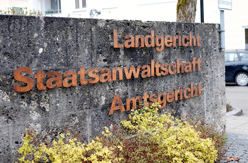 Die Angeklagte ist inzwischen vom Dienst suspendiert.