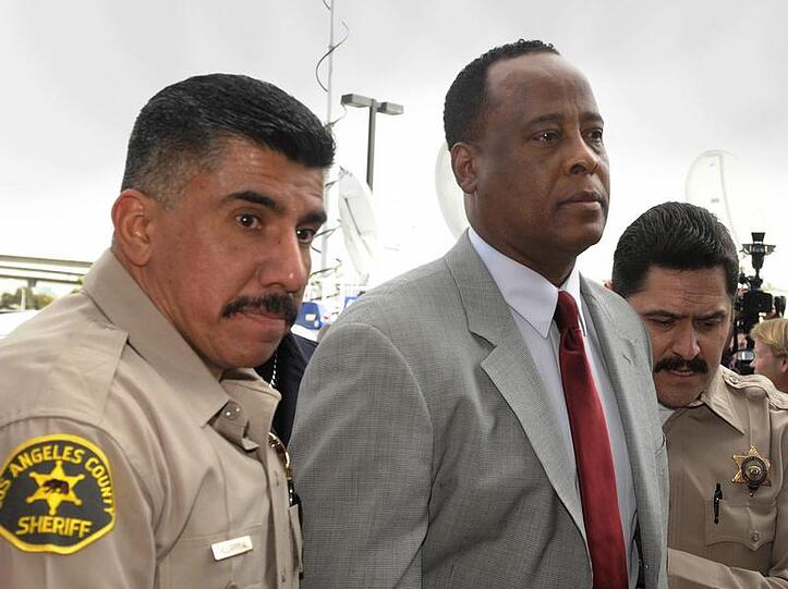 Michael Jacksons früherer Leibarzt Conrad Murray (m.) muss erst im Januar vor Gericht.
