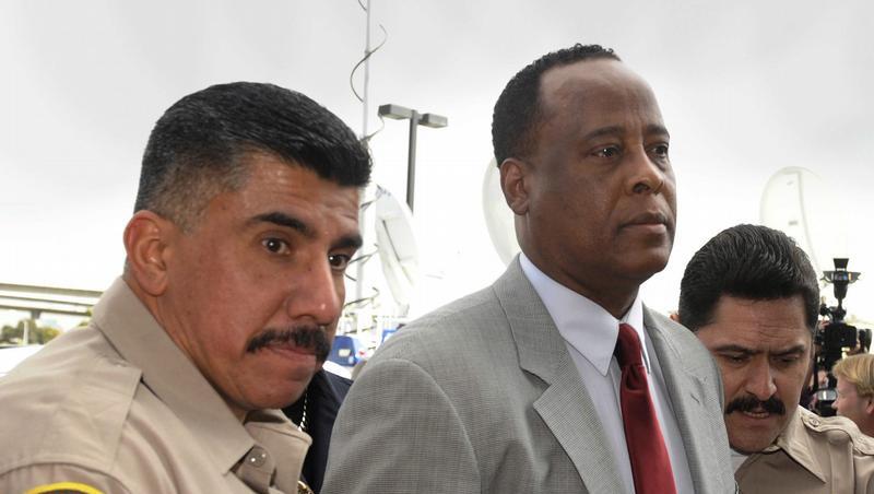 Michael Jacksons früherer Leibarzt Conrad Murray (m.) muss erst im Januar vor Gericht. Michael Jacksons früherer Leibarzt Conrad Murray (m.) muss erst im Januar vor Gericht.