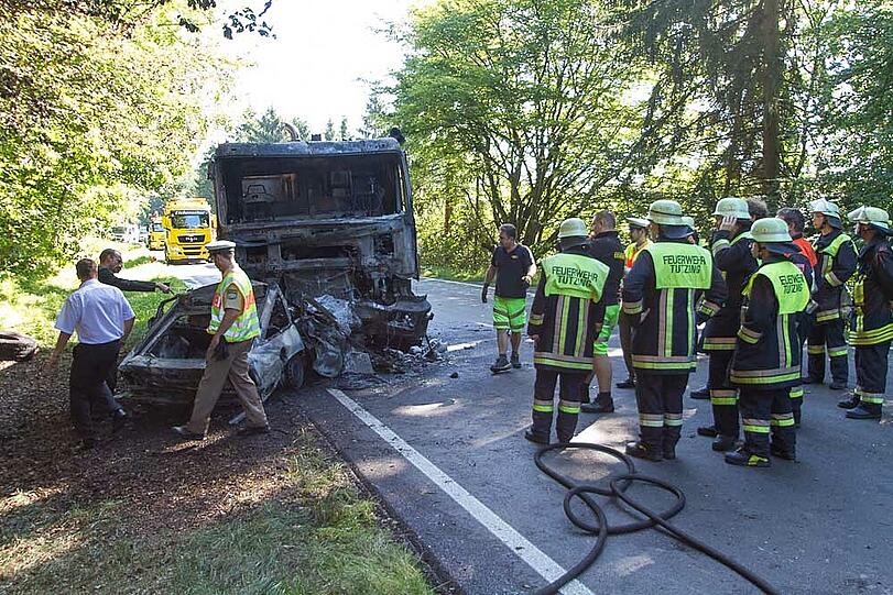 Aus bislang unbekannten Gründen kommt ein Auto auf die Gegenfahrbahn, prallt gegen einen Laster und wird unter ihn geschoben. Beide Fahrzeuge brennen komplett aus; der Autofahrer verbrennt bis zur Unkenntlichkeit.
