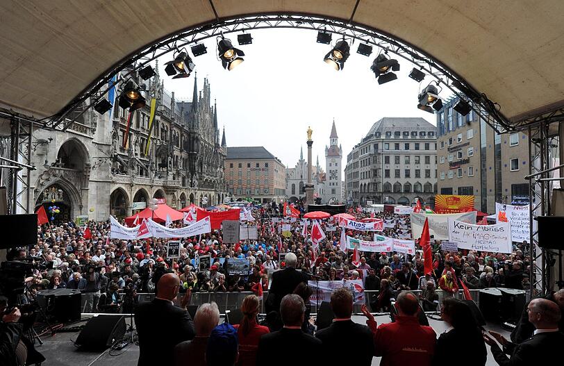Der DGB-Vorsitzende Michael Sommer spricht auf dem Marienplatz bei der zentralen Kundgebung des DGB.