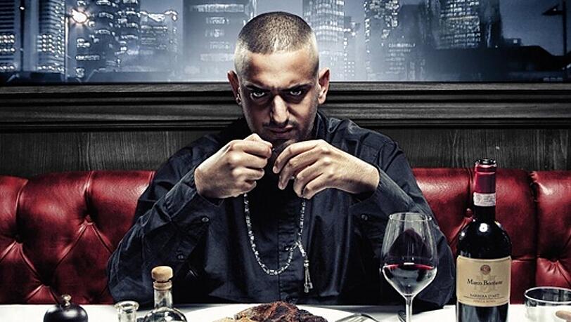 Rapper Haftbefehlt auf dem Cover seines Albums "Blockplatin" Rapper Haftbefehlt auf dem Cover seines Albums "Blockplatin"