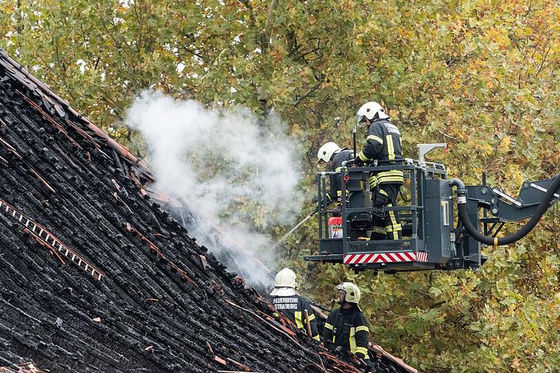 Völlig ausgebrannt ist der Dachstuhl des ehemaligen Jugendzentrums in Straubing.