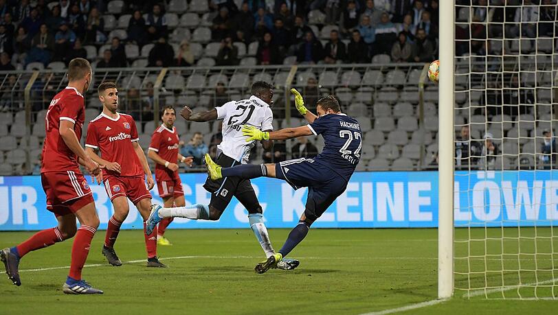 Prince Osei Owusu sorgte im Viertelfinale des Toto-Pokals für den Ausgleich zum 1:1. Prince Osei Owusu sorgte im Viertelfinale des Toto-Pokals für den Ausgleich zum 1:1.