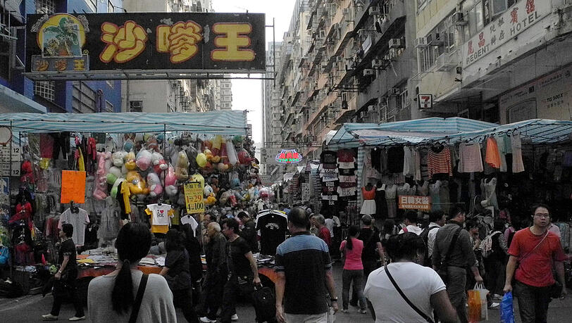 Hongkong lockt mit Wolkenkratzern und Straßenmärkten, so wie hier in Kowloon. Hongkong lockt mit Wolkenkratzern und Straßenmärkten, so wie hier in Kowloon.