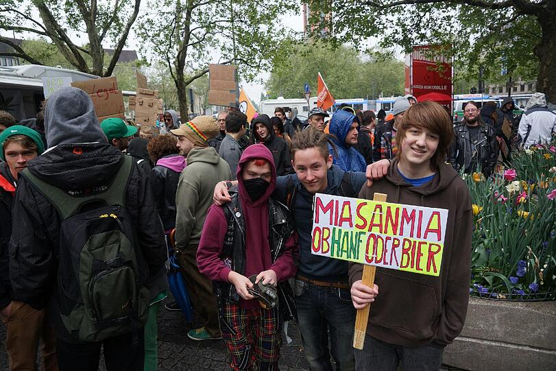 Etwa 200 Menschen demonstrieren am Sendlinger-Tor-Platz für die Legalisierung von Marihuana.