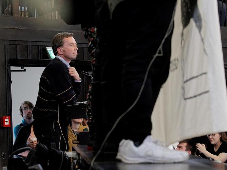 Bernd Lucke versucht, in einem Hörsaal der Uni Hamburg seine Antrittsvorlesung zu halten.