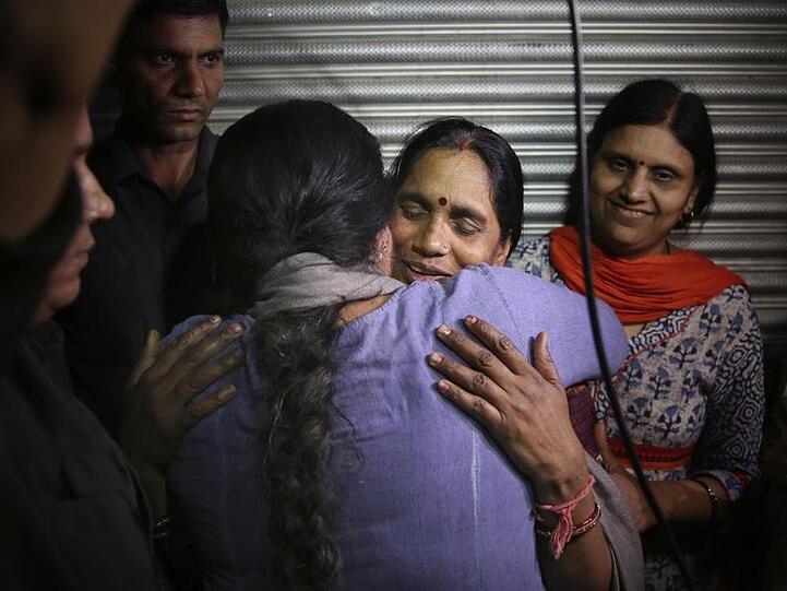 Asha Devi, die Mutter des Opfers, wird umarmt, nachdem die Vergewaltiger ihrer Tochter hingerichtet worden sind.