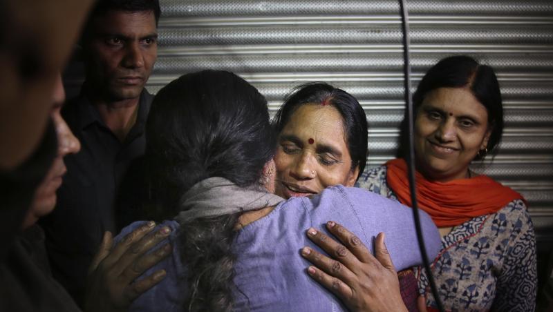 Asha Devi, die Mutter des Opfers, wird umarmt, nachdem die Vergewaltiger ihrer Tochter hingerichtet worden sind. Asha Devi, die Mutter des Opfers, wird umarmt, nachdem die Vergewaltiger ihrer Tochter hingerichtet worden sind.