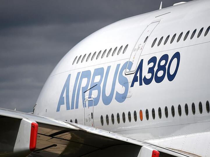 Ein Airbus A380 des europäischen Flugzeugherstellers Airbus. Unklar war Airbus zufolge, ob es sich um einen gezielten Cyberangriff auf bestimmte Daten handelte.