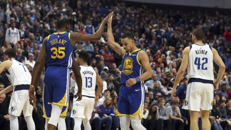 Kevin Durant (2.v.l) und Stephen Curry feiern den Sieg gegen die Dallas Mavericks. Kevin Durant (2.v.l) und Stephen Curry feiern den Sieg gegen die Dallas Mavericks.