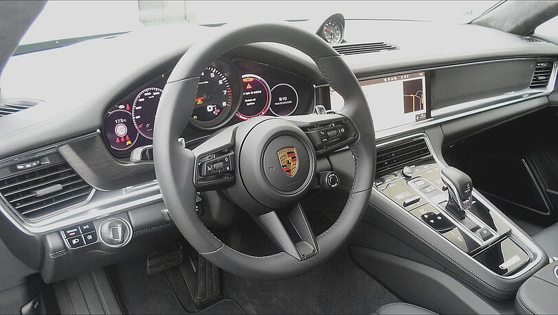Reinsetzen, anlassen - sich wohl fühlen: Dieser Porsche-Dreiklang passt auch beim überarbeiteten Panamera. Reinsetzen, anlassen - sich wohl fühlen: Dieser Porsche-Dreiklang passt auch beim überarbeiteten Panamera.