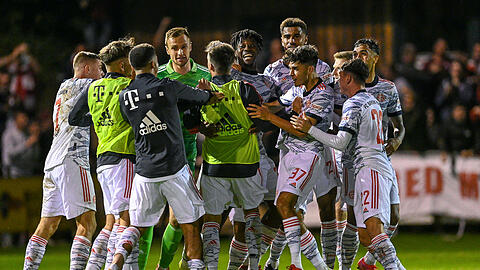 Erleichterung pur: Die kleinen Bayern feiern den 2:2-Ausgleich in Buchbach in letzter Sekunde.