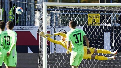 Nur knapp verpasste der SV Sandhausen (grüne Trikots) einen Heimsieg gegen Werder Bremen.