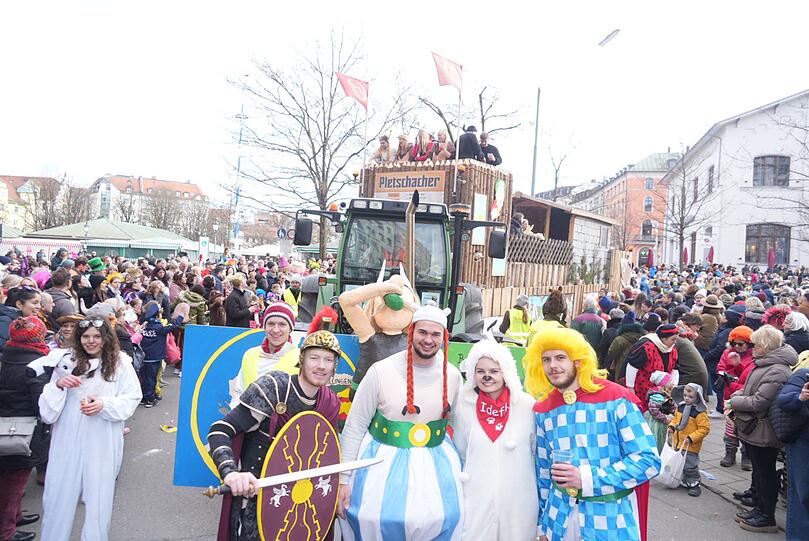 ... während es hier zwischen Römer und Obelix (mit Idefix und Troubadix) faschingsmäßig friedlich zugeht.