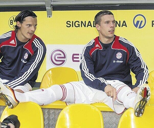 Ob sich Lukas Podolski diese unkonventionelle Sitzhaltung bei seinem Söhnchen Louis abgeguckt hat? Foto: Rauchensteiner/Augenklick