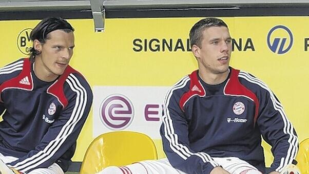 Ob sich Lukas Podolski diese unkonventionelle Sitzhaltung bei seinem Söhnchen Louis abgeguckt hat? Foto: Rauchensteiner/Augenklick Ob sich Lukas Podolski diese unkonventionelle Sitzhaltung bei seinem Söhnchen Louis abgeguckt hat? Foto: Rauchensteiner/Augenklick