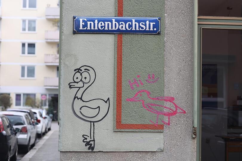 Hier ist der Straßenname wohl Quell der "künstlerischen" Inspiration.
